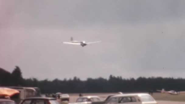 Vintage Motor Glider Lands Grassy Airport Cars Weekend Flying Enthusiasts — Stockvideo