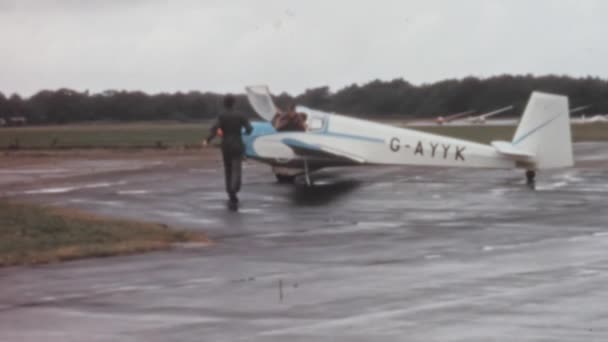 Instructor Pilot Exits Vintage Side Side Seated Motor Glider Landing — Stockvideo
