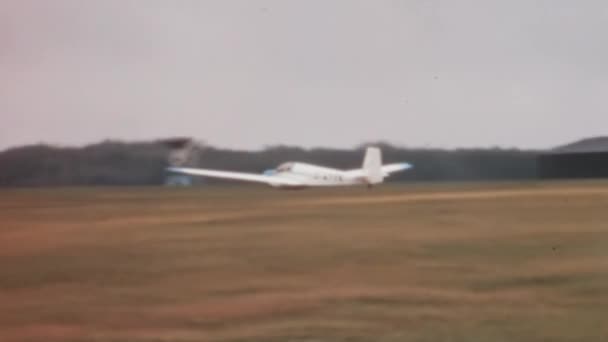 Wood Canvas Motor Glider 1960S Side Side Seats Takes Grassy — Stockvideo