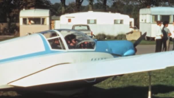 Young Student Pilot Cockpit Vintage Motor Glider Attempts Start Engine — Vídeo de Stock