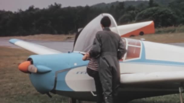 Studentský Pilot Raf Nastupuje Historického Výcvikového Letadla Letovým Instruktorem Pohled — Stock video