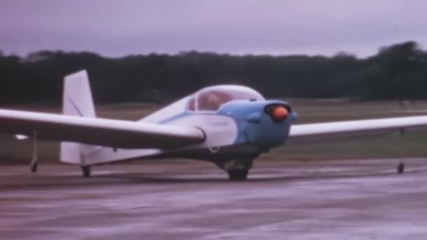 Vintage Lekki Śmigło Treningowe Samolot Kołowania Wyłączyć Silnik Instruktor Uczeń — Wideo stockowe