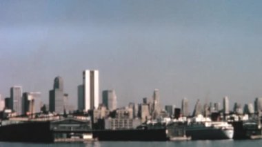 Hudson Nehri 'nde turistik tekne turu. Özgürlük Kulesi 'yle panoramik Manhattan Skyline. New York manzarası ve gökdelenler. 1960 'ların yavaş çekim tarihi görüntüleri.