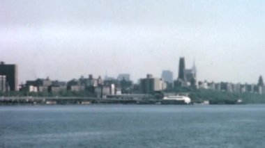 Hudson Nehri 'nde turistik tekne turu. New York 'ta ünlü gökdelenleri olan panoramik Manhattan Skyline. 1960 'ın yavaş çekim eski stok görüntüleri.