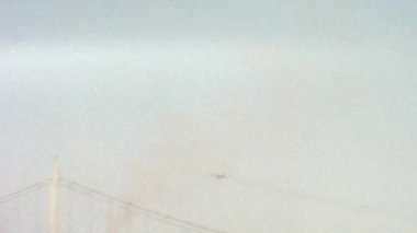 Brooklyn Köprüsü üzerinde uçan bir uçağın silueti. New York 'ta, Manhattan ve Brooklyn ilçeleri arasında East River' ı kaplayan bir hibrit kablo asma köprüsü. Tarihsel