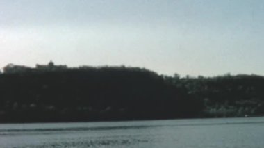 Gökyüzünde uçan bir uçak. New York 'taki Brooklyn Köprüsü' ne bakın. Asma köprü, Manhattan ve Brooklyn ilçeleri arasındaki Doğu Nehri boyunca uzanır. 1960 'larda New York' un klasik görüntüleri