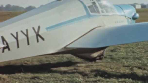 在驾驶舱里与一位驾驶老式机动滑翔机的飞行员一起训练的飞行教官的近景 英国版Scheibe 25B的Slingsby 61A Falke或Venture是一个并排 轻便的老字号 — 图库视频影像