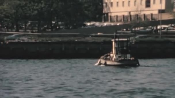 Een Sleepboot Die Rivier Hudson Afvaart Omringd Door Het Bruisende — Stockvideo