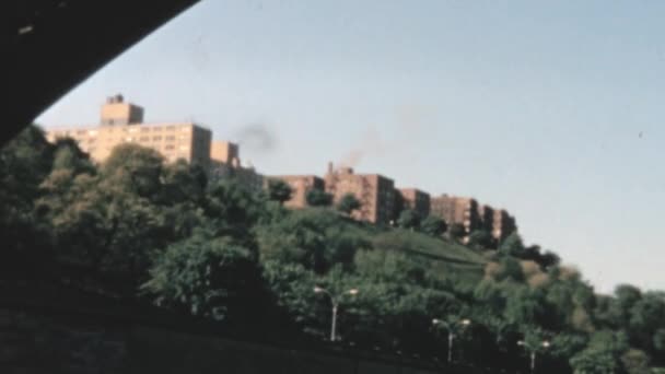 象徴的なハドソン川を下って行きます 背後には高く 工業的な建物が織り込まれ 煙草は煙草を空中に放出する 都市か産業の概念 1965年のヴィンテージ映像 — ストック動画