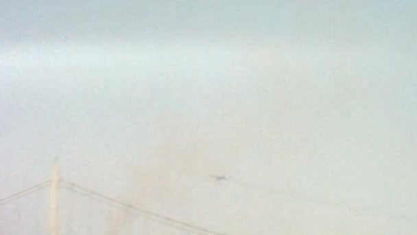 Силуэт Самолёта Летящего Над Бруклинским Мостом Гибридный Кабельно Подвесный Мост — стоковое видео