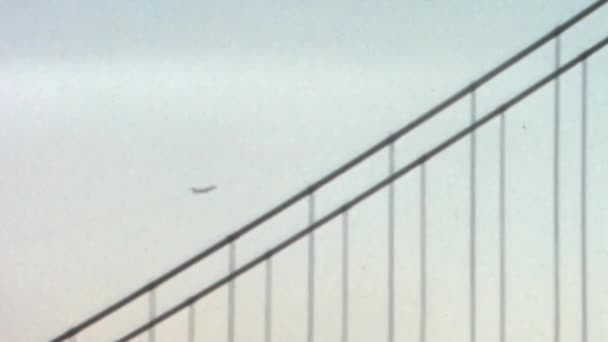 Uma Aeronave Voando Céu Vista Através Ponte Brooklyn Centro Nova — Vídeo de Stock