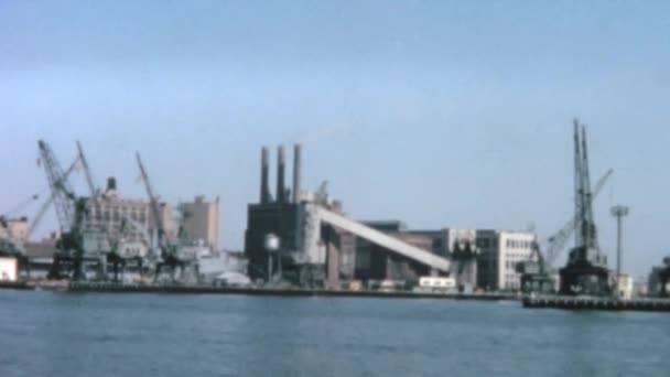 曼哈顿精神治疗中心位于东河对岸的102里弗边缘路 前景是一个废弃的码头 1960年纽约的旧库存录像 — 图库视频影像