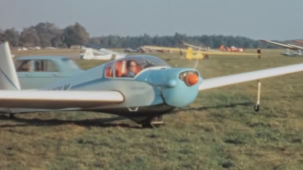 Vintage Dvousedadlový Motorový Kluzák Začíná Pojíždět Travnatém Letišti Kluzáky Pozadí — Stock video