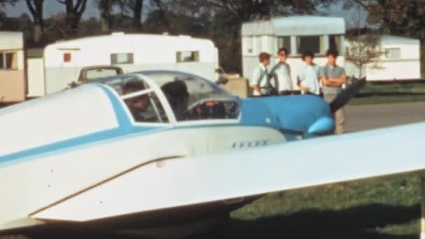 Avión Ligero Década 1960 Arranque Del Motor Tirando Una Cuerda — Vídeo de stock