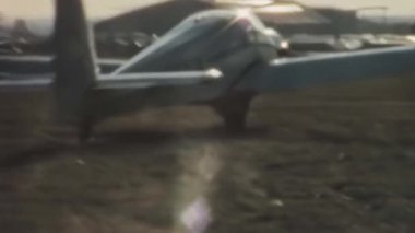 Tarihsel motorlu planör, kanvas gövdesindeki yansımalarla ışığa karşı kalkışa başlıyor. Slingsby T.61A Falke ya da Venture, Scheibe SF 25B 'nin Birleşik Krallık versiyonudur.