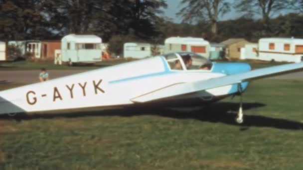 イギリスのShoibe 25BのスリングビーT 61A FalkeまたはVentureは Rafロイヤル空軍もパイロットトレーニングに使用する2座席の軽い古い飛行機です ラシャム エアフィールドで撮影された航空機 — ストック動画