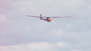 1940 'ların kadim planörleri rüzgârlı çimenli bir havaalanına iniyor. Slingsby T.21 açık kokpit, Kraliyet Hava Kuvvetleri Süzülme ve Yükselme Birliği RAFGSA 'nın yan yana iki koltuklu planörü.