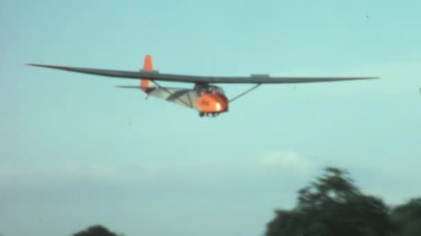 Planeur Bois Vintage Atterrissant Sur Terrain Aviation Herbe Avec Instructeur — Video