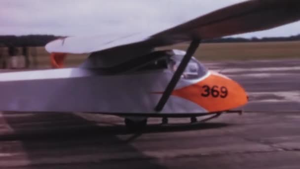 Старий Навчальний Планер 1940 Років Злітає Лету Допомогою Помічника Крилі — стокове відео