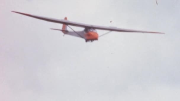 1940年代から古いトレーニンググライダーをブレーキスキッドで着陸 スリングビー オープンコックピット ロイヤルエアフォースグライディングとソアリング協会 Rafgsa エアカデットに使用 — ストック動画