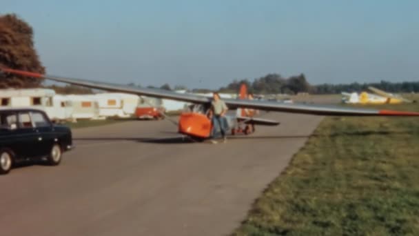 Historisch Houten Zweefvliegtuig Wordt Naar Grond Gesleept Door Een Auto — Stockvideo