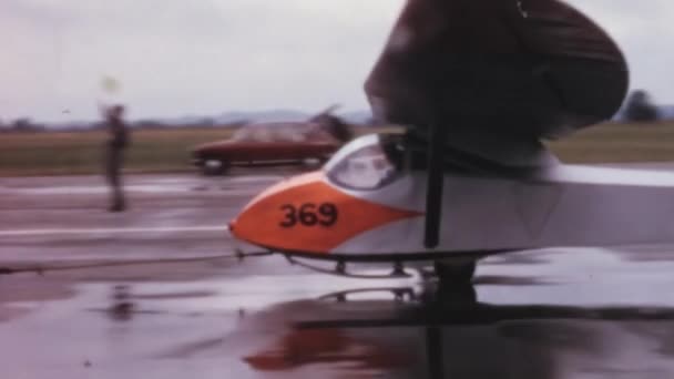 起飞的1940年代复古滑翔机拖着绞车在一个历史视频 滑翔机T 21开放驾驶舱 与皇家空军滑翔机双座滑翔机并排 Rafgsa用于空中 — 图库视频影像