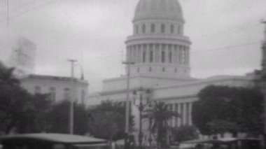 Capitolio Nacional de La Havana ya da 1930 'larda Havana vieja Cuba' nın merkezindeki Ulusal Meclis Binası. Ünlü kubbe ya da kubbe, sokaklardaki klasik arabalarla yarışmasından hemen sonra.