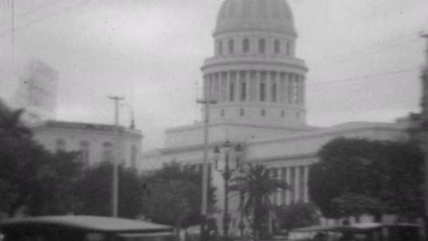 1930年代には ハバナ ビエハ キューバの中心部にある首都ナシオナル ハバナ 英語版 または国立議事堂ビル 通りのヴィンテージカーとの競争の直後に有名なキューポラやドーム — ストック動画