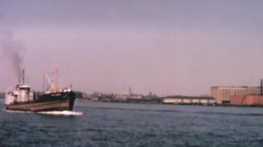 Eski gemi, Hudson Nehri 'nde bacalarla geziniyor. Deniz yolculuğu sanayi cazibesini ve tarihini gözler önüne seriyor. 1960 'ın nostaljik görüntüleri.