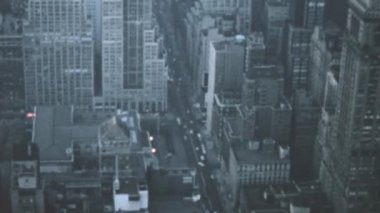 New York 'taki Manhattan manzarası, yüksek binalar ve ofis binaları. İki yönlü bir yolda trafik ilerliyor. 1960 'ın nostaljik görüntüleri.