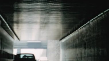 New York 'ta bir alt geçitten geçerek. Araba altgeçitten geçerken sürücülerin bakış açısının değişmesi. Dar duvarlar ve alçak tavanlar bir his yaratıyor.