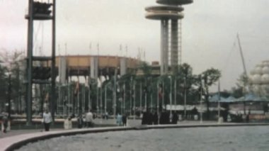 New York Eyaleti Pavilion Gözlem Kulelerini ziyaret eden insanlar. 1964 'te Amerika' daki Queens New York 'taki Flushing Meadows-Corona Park' ta yapılan Dünya Fuarı sırasında çekilmiş eski görüntüler..