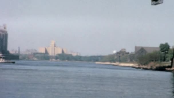 ニューヨーク湾のボートツアー ハドソン川とイースト川を航行 ニューヨークの象徴的な都市の息をのむようなウォーターフロントビューでマーベル 1965年のノスタルジックな映像 — ストック動画