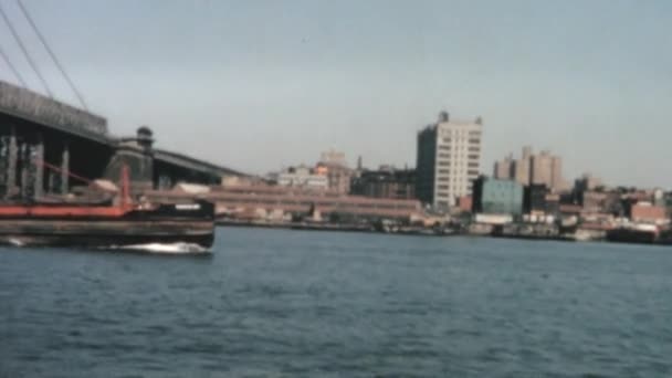 Massive Ship Sailing Iconic Brooklyn Bridge Gliding East River New — Stockvideo