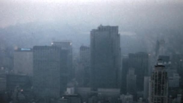 New York Taki Dumanla Kaplı Manhattan Ufuk Çizgisinin Havadan Görünüşü — Stok video