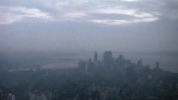 ニューヨークのスモッグで覆われたマンハッタンのスカイラインの空中ビューは 汚染された街並みとハドソン川の上からのパノラマビューを撮影します 1965年のスローモーションの歴史映像 — ストック動画