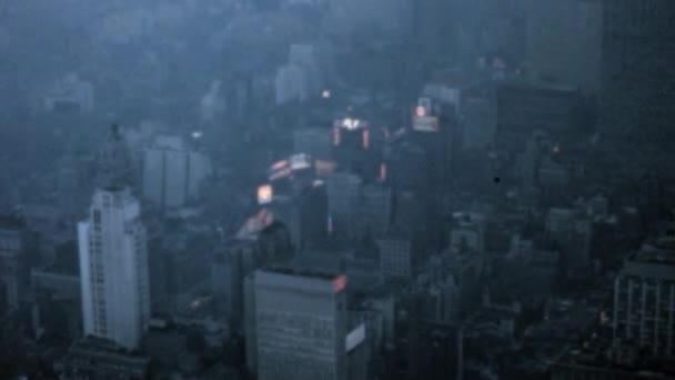 ニューヨークのマンハッタンの高層ビルやタワーの空中ビュー 大きなLcdスクリーンに広告が表示されます 1960年代の歴史的な映像 — ストック動画