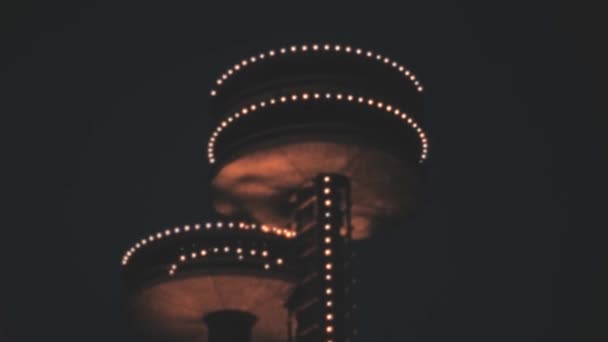 ニューヨーク州立パビリオン展望タワーは夜に 1964年にクイーンズ ニューヨークのフラッシング メドウズ コロナ パークで開催されたワールズ フェアで制作された古い映像 — ストック動画
