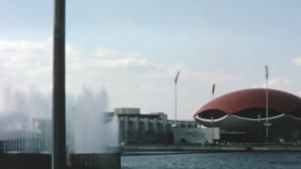 トラベラーズ インシュアランス カンパニーは1964年にニューヨークで開催されたワールズ フェアのパビリオン トラベラーの有名な保険のシンボルに似ています 赤い傘 この珍しい構造の中にはジオラマがいる — ストック動画