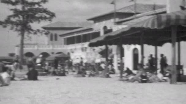 Gente Relajada Una Playa Lujo Cubana Década 1930 Día Soleado — Vídeo de stock