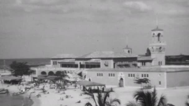 Hotel Sandy Cuban Beach Wealthy American Tourists Relaxing Nostalgic Black — Vídeo de stock
