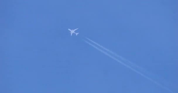 双引擎客机在蓝天高空飞行 释放出两种白色的冷凝尾迹 空气污染概念与人类的碳氢化合物燃烧活动有关 高质量4K — 图库视频影像