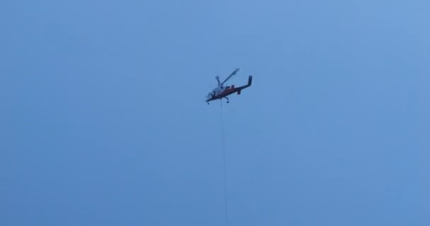 구름낀 하늘을 고립된 헬리콥터는 밧줄에 갈고리에 매달린 비행중이었다 Max Zpo — 비디오