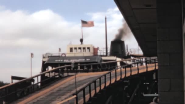港の工業地帯と煙が出てくる煙突のビュー 米国は ニューヨーク州ナイアガラの滝の湾曲した橋を横切って手を振っています 1965年の古いストック映像 — ストック動画