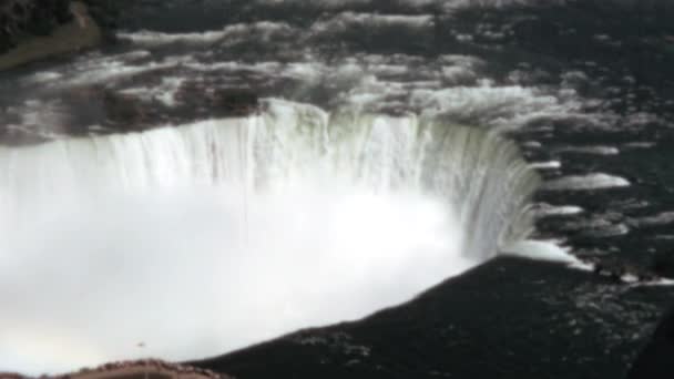 巨大的瀑布般的水流和壮观的尼亚加拉瀑布全景 位于纽约和加拿大边境的一个令人惊叹的自然奇观 1960年的旧库存录像 — 图库视频影像
