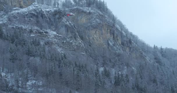 Helicóptero Transporta Troncos Atados Una Cuerda Montaña Nevada Fondo Kaman — Vídeo de stock
