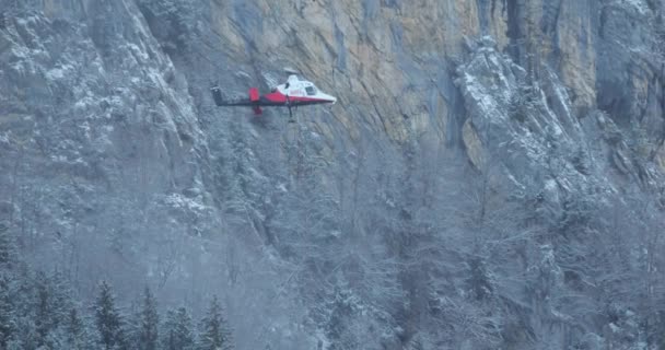 Helicóptero Sobe Verticalmente Perto Encosta Uma Montanha Coberta Neve Com — Vídeo de Stock