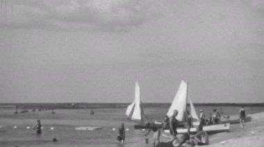 Zengin Amerikalı turistler, 1930 'ların orijinal siyah-beyaz filminde lüks bir Küba plajında. 20. yüzyıl başlarından kalma bir mayo. Yüksek kalite 4k görüntü