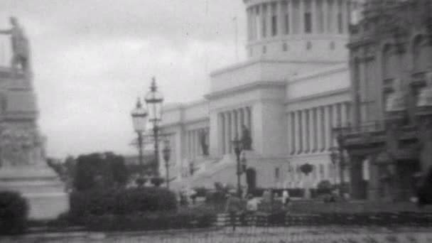 사람들 차들은 1930 년경에 하바나 비에자의 중심부에 나시오날데라 하바나 Capitolio — 비디오
