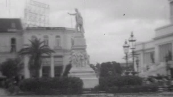 방향을 가리키는 사람의 대리석 사람들 차들의 Capitolio Nacional Habana National — 비디오